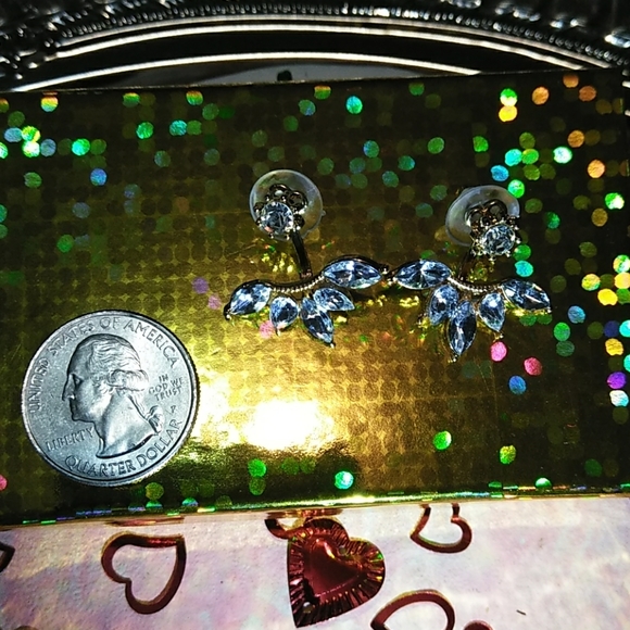 ☀️NEW BEAUTIFUL GOLD OR SILVER CZ EAR HUGGER EARRI - Picture 4 of 8